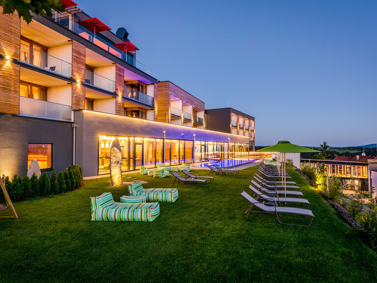 Wellnesshotel Bayerischer Wald - Infinity Outdoor Pool mit Panoramablick