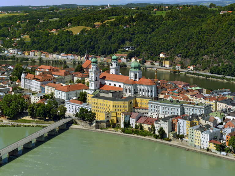 Luftaufnahme Kirche, malerisch umgeben vom Fluss Donau, in Passau im Bayerischen Wald