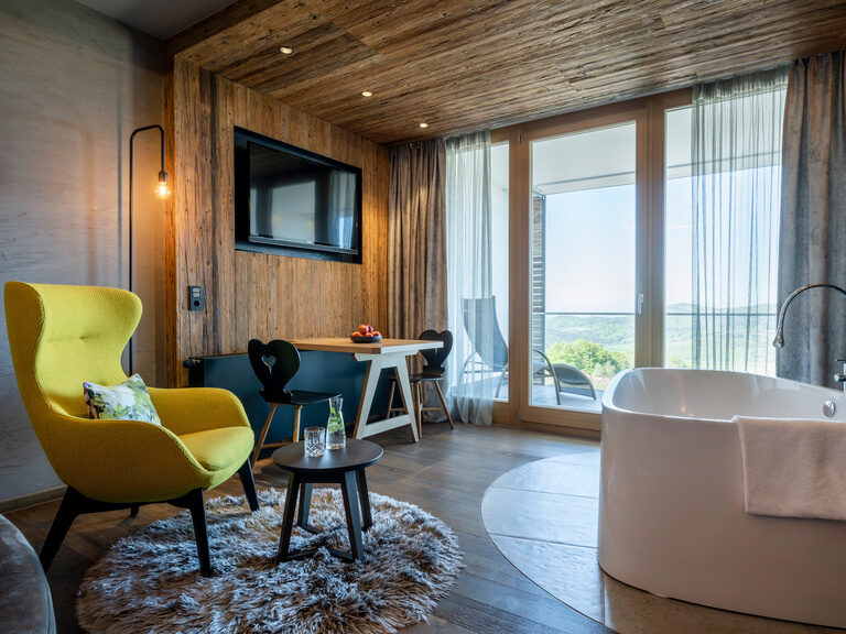 Romantische Suite mit Wirhlpool im Zimmer - Wellness Bayerischer Wald im Adullts Only Welnesshotel Bayern buchen