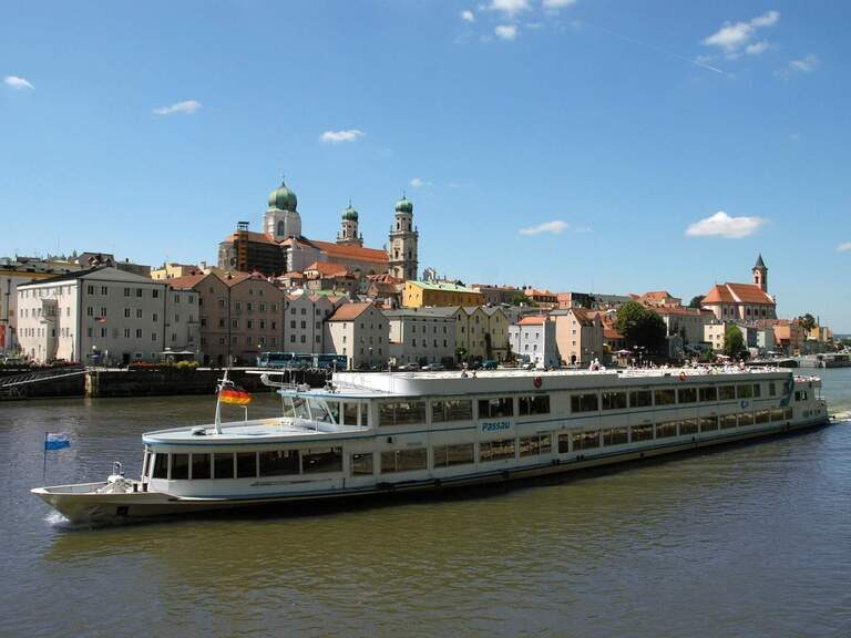 Schiff bei Fahrt auf Donau mit Altstadt Passau im Hintergrund