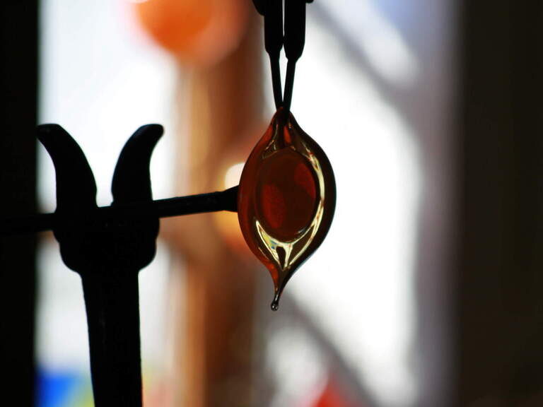 Detailaufnahme Dekostab mit kunstvoller Glasverzierung aus Glashütte Weinfurtner