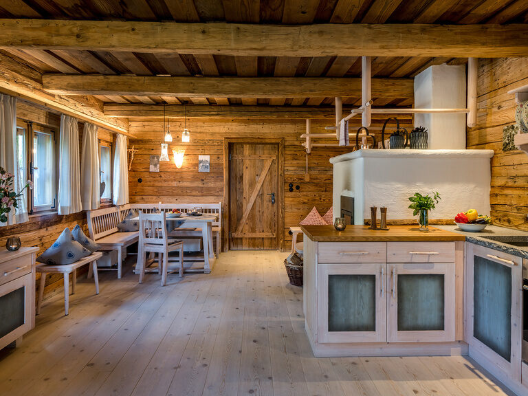 Wohnbereich im Luxus Chalet Bayerischer Wald mit Esstisch und Kommoden