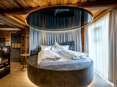 Das luxuriöse Bett im Lieblingschalet für Zwei lädt im Hotel Hüttenhof zum träumen ein.