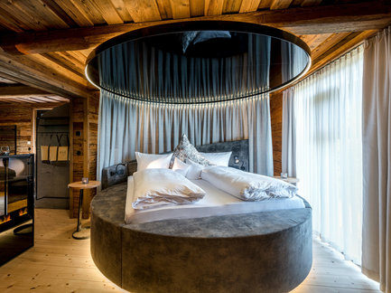 Das luxuriöse Bett im Lieblingschalet für Zwei lädt im Hotel Hüttenhof zum träumen ein.