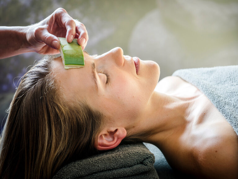 Kosmetikbehandlung im Natur Spa - genießen Sie unsere Aloe Verta Gesichtsbehalung mit frischem Aloe Vera Blatt