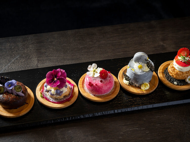 Aroma Dampfbad mit Beleuchtung im Wellnesshotel Hüttenhof Modern gestalteter Raum mit Sitzbank für Aroma-Dampfbad, beleuchtet in warmen Rottönen