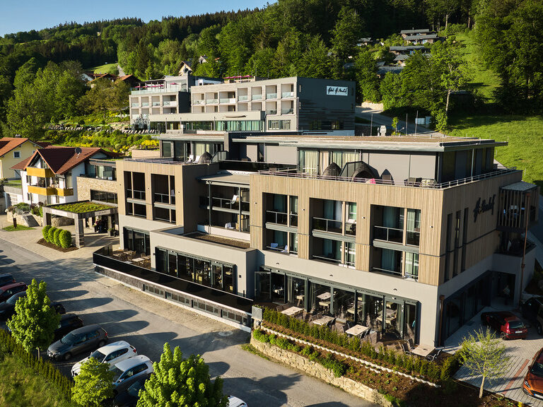 Außenansicht des modernen 4-Sterne-Wellnesshotel Hüttenhof