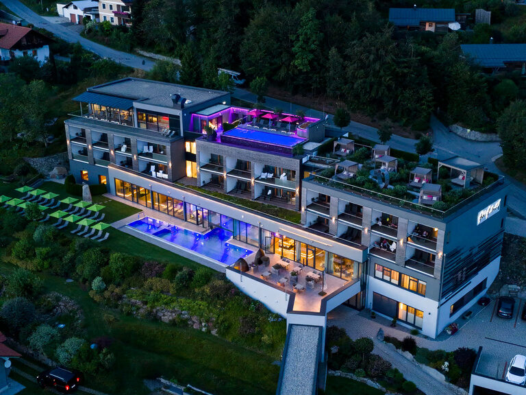 Außenansicht des modernen 4-Sterne-Wellnesshotel Hüttenhof