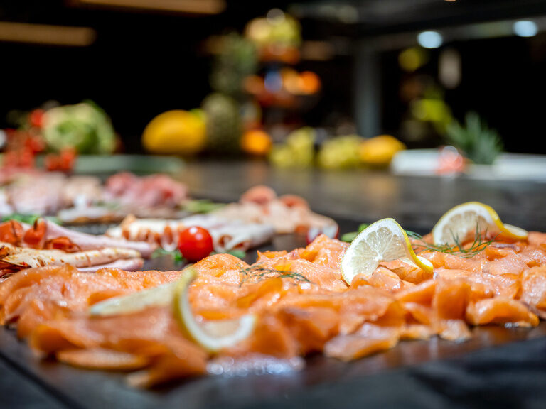 Nahaufnahme einer Auswahl an Wurstwaren im Nachmittagsbuffet im 4-Sterne-Hotel Hüttenhof.