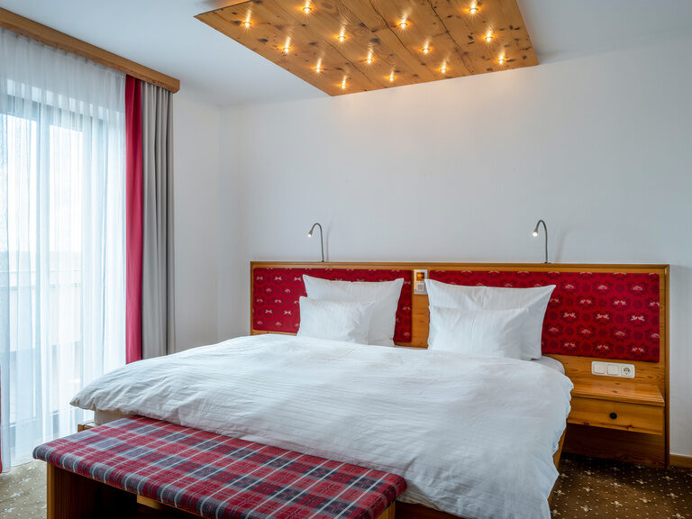 Buchen Sie unsere Wohlfühlzimmer zu günstigen Preisen - mit Wellness, Kulinarik und vielem mehr Buchen Sie unsere Wohlfühlzimmer im Bayerischen Wald zu günstigen Preisen - mit Wellness, Kulinarik und vielem mehr