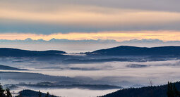 Bayerischer Wald bei Dämmerung nahe des Wellnesshotels Hüttenhof Bayerischer Wald von oben bei Dämmerung mit Wolken