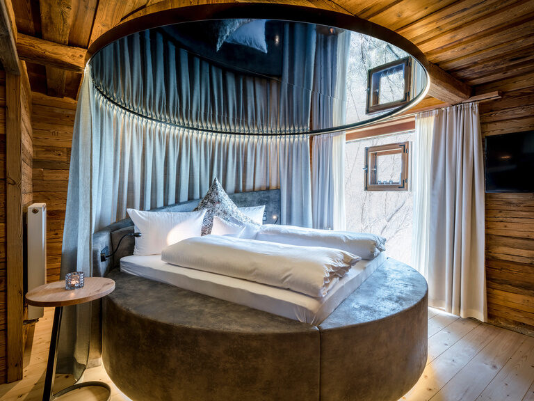 Schlafzimmer des Lieblings-Chalet´s mit großem runden Kuschelbett und moderner Einrichtung