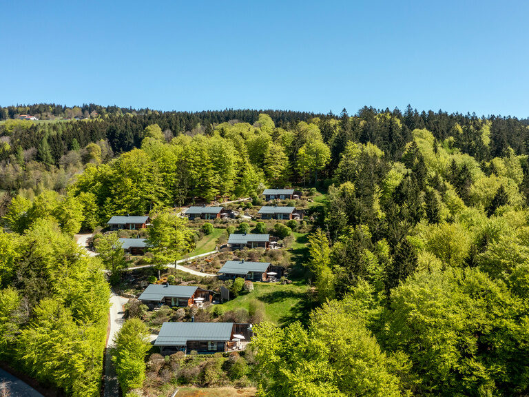 Bergdorf-Hüttenhof im Bayerischen Wald mit Wellnesshotel Bergdorf mit 9 Luxus-Chalets am Berg mitten in der Natur