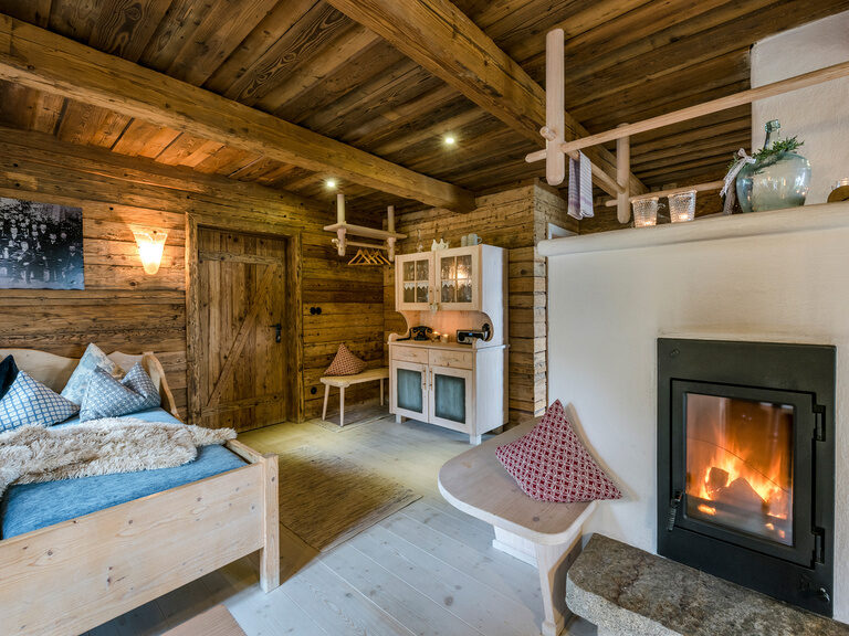 Kuscheliges Bett und Kachelofen im Luxus Chalet Bayern Kuscheliges Bett und Kachelofen im Luxus Chalet Bayern