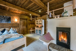 Kuscheliges Bett und Kachelofen im Luxus Chalet Bayern Kuscheliges Bett und Kachelofen im Luxus Chalet Bayern