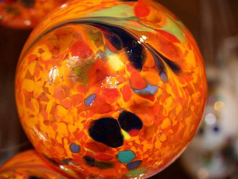 Bunte Glaskugel aus Glashütte im Bayerischen Wald nahe dem Luxushotel Hüttenhof Nahaufnahme von bunter, gemusterter Glaskugel aus Glashütte im Bayerischen Wald