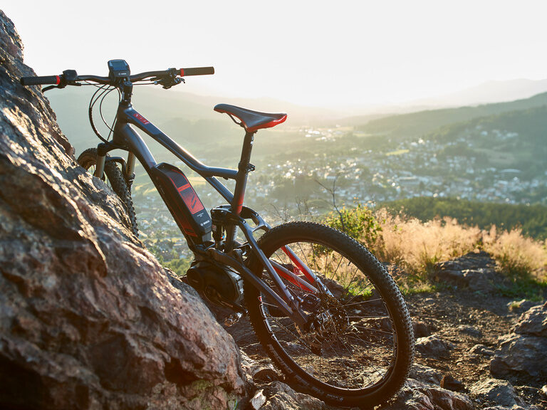 Mountainbike lehnt an Felsen auf Berg im Bayerischen Wald Mountainbike lehnt an Felsen auf Berg im Bayerischen Wald