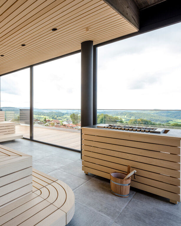 Moderne Panoramasauna im Hüttenhof mit Glaswand mit Blick auf den Bayerischen Wald