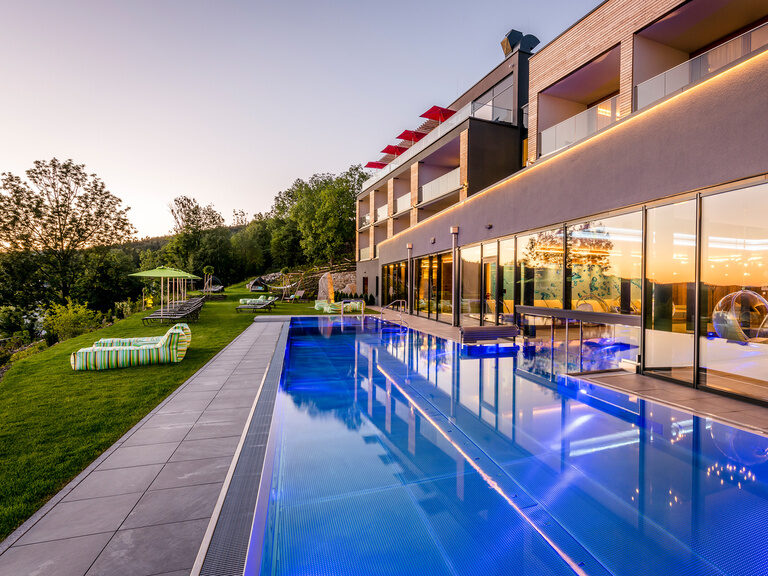 Außenpool 4-Sterne-Wellnesshotel Hüttenhof Außenpool Wellnesshotel Hüttenhof in Dämmerung