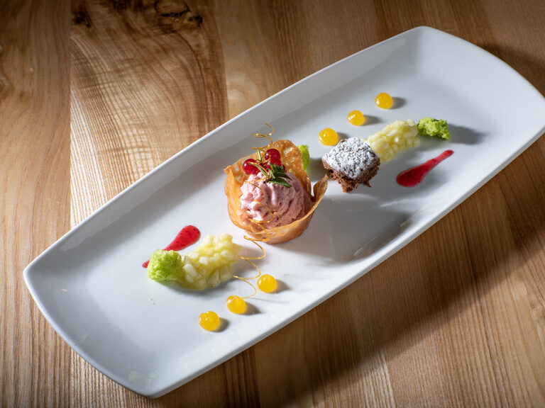 Herrlich angerichteter Dessertteller mit verschiedenen Leckereien des 4 Sterne Erwachsenenhotel Hüttenhof im Bayerischen Wald Schön angerichteter Dessertteller mit verschiedenen Leckereien des 4 Sterne Wellnesshotel Hüttenhof in Bayern