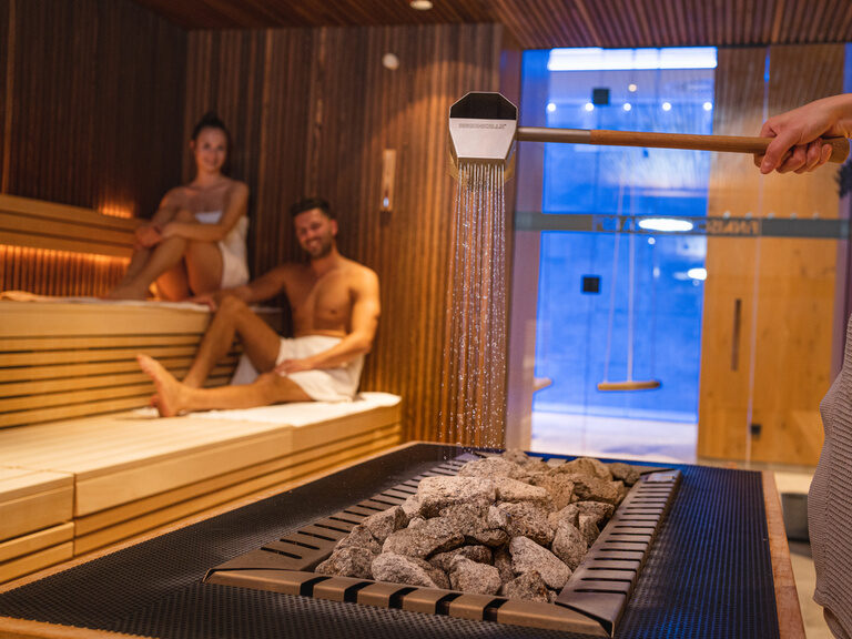 Frau bei Kraft-Übung im modernen Fitnessraum im Hotel Hüttenhof