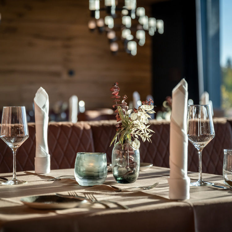 Eingedeckter Tisch mit Kerzen-Servietten im 4-Sterne-Luxushotel Hüttenhof