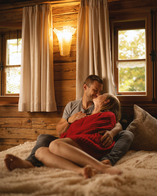 Pärchen kuschelt im Luxus Chalet Bayern