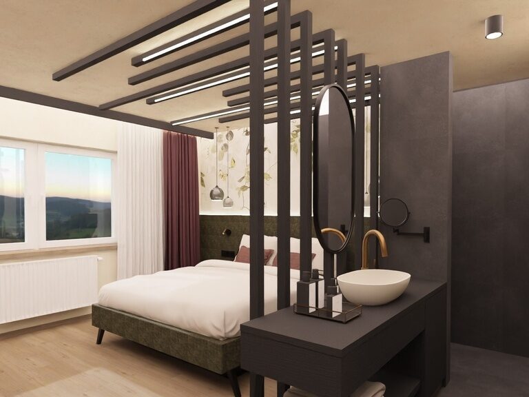 Gemütliches Hotelzimmer, mit Blütenblättern dekoriertem Doppelbett, Sitzecke und TV