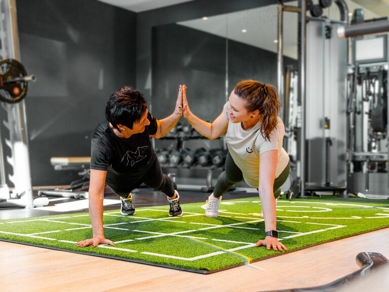 Frau bei Kraft-Übung im modernen Fitnessraum im Hotel Hüttenhof