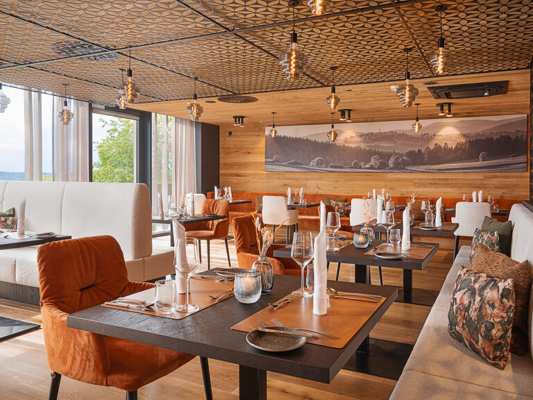 Eingedeckter Tisch mit Kerzen-Servietten im 4-Sterne-Luxushotel Hüttenhof