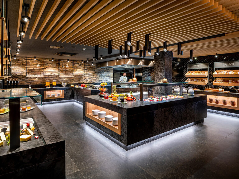 Reichhaltiges Frühstücksbuffet, große Insel in der Mitte des Raumes mit großer Auswahll