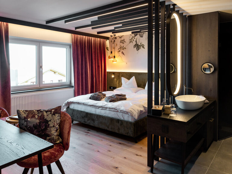 Gemütliches Hotelzimmer, mit Doppelbett, Sitzecke und TV