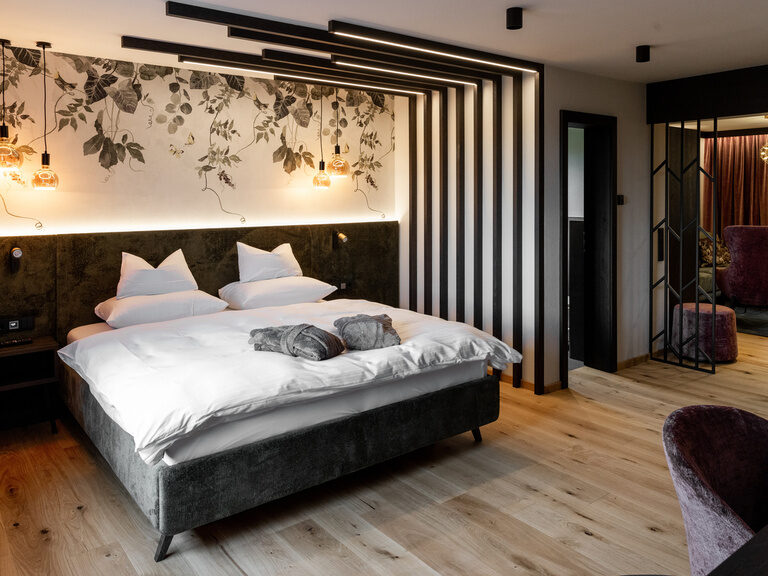 Gemütliches Hotelzimmer, mit Doppelbett, Sitzecke und TV