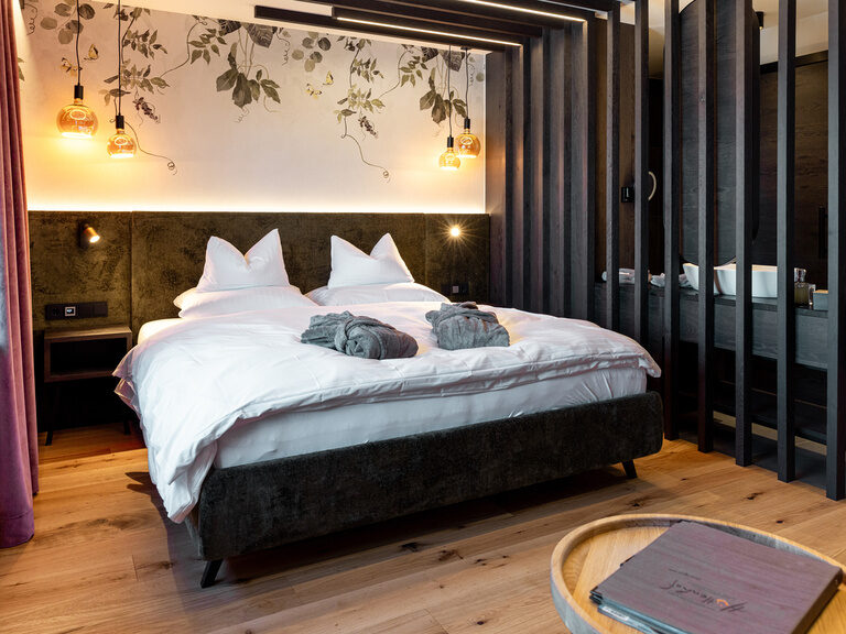 Gemütliches Hotelzimmer, mit Doppelbett, TV und Sitzecke