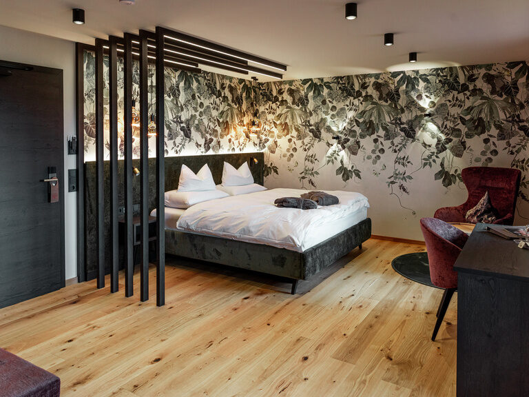 Gemütliches Hotelzimmer, mit Doppelbett, TV und Sitzecke