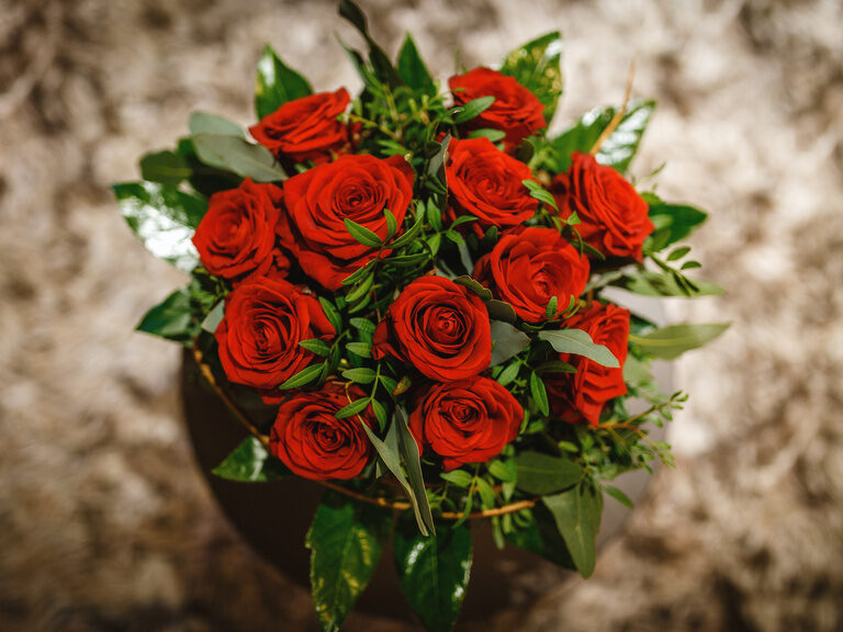 Ansicht von oben auf Blumenstrauß aus roten Rosen in Vase im Wellnesshotel Hüttenhof