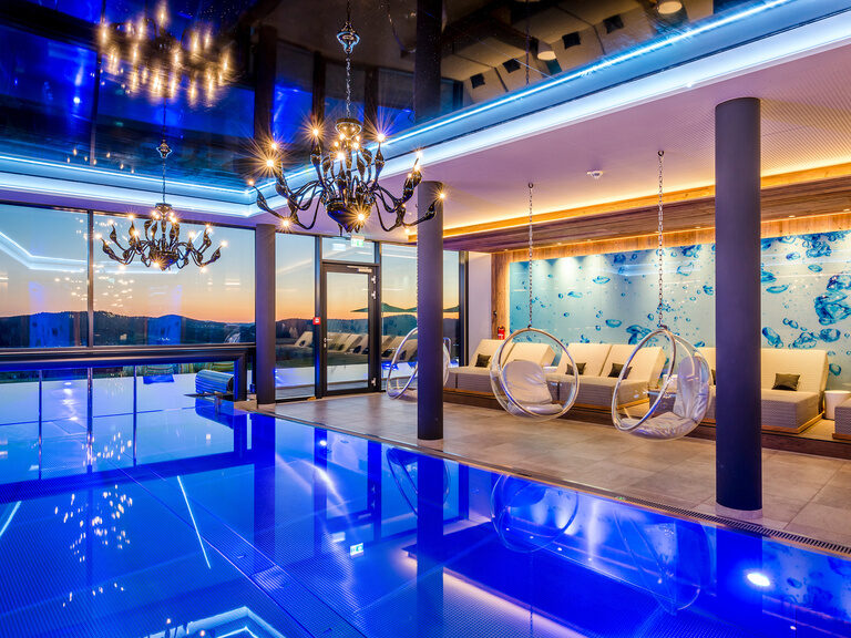 Unser Hotelpool mit Aussenbecken und Poolbar - Wellness Hotel Bayerischer Wald Unser Hotelpool mit Aussenbecken und Poolbar - Wellness Hotel Bayerischer Wald