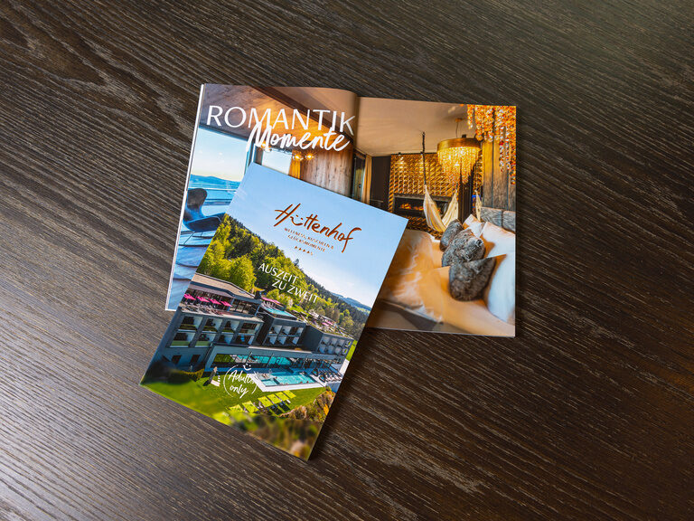 Außenaufnahme Hotel Hüttenhof mit grüner Wiese und Außenpool