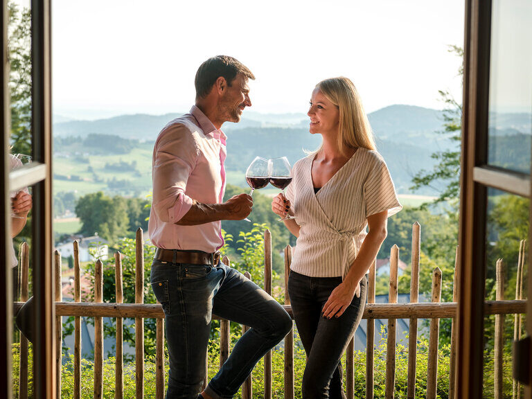 Infinity-Außenpool mit zahlreichen Liegemöglichkeiten des 4 Sterne Wellnesshotel Hüttenhof im Bayerischen Wald