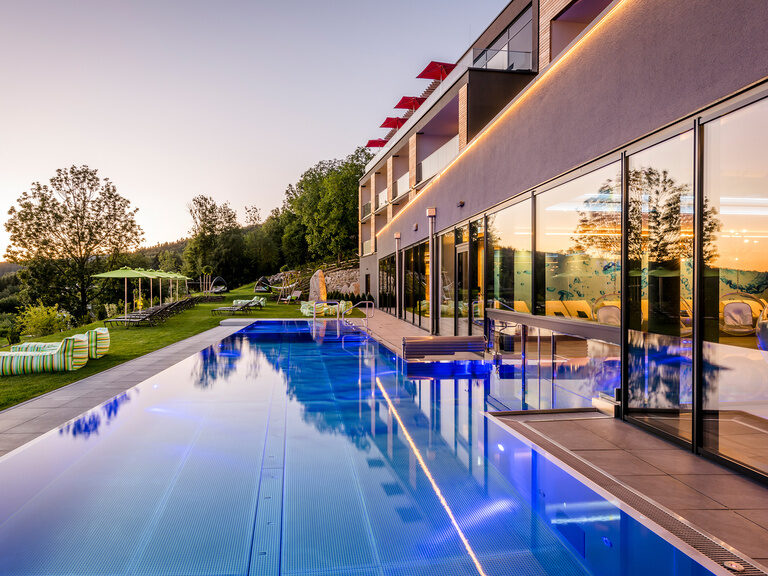 Aussenpool mit Liegeweise und Panoramablick - Ihr 4 Sterne Wellnesshotel Bayerischer Wald, der Hüttenhof bietet zahlreiche gemütliche Kuschelecken