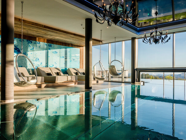 Innenpool im 4-Sterne-Wellnesshotel Hüttenhof Moderner Innenpool mit Liegen im Hotel Hüttenhof