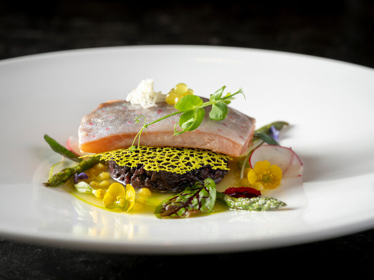 Kulinarische Highlights in unserem Restaurant - lassen Sie Ihren Gaumen in unserem Wellnesshotel in Bayern vom Hüttenhof Team verwöhnen