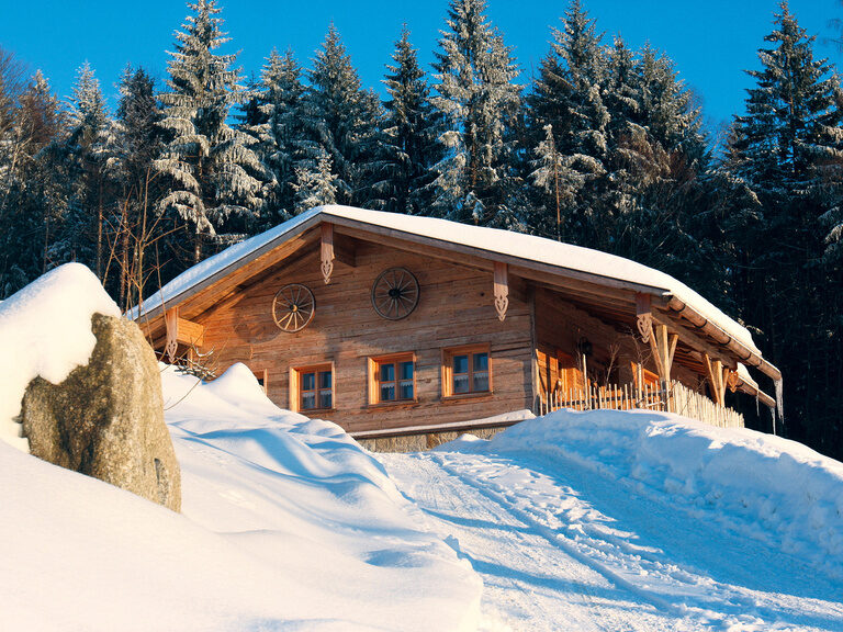 Paar lacht und Frau hält einen Schokofrucht-Spieß im Wellnesshotel Hüttenhof