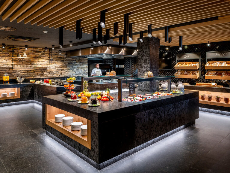 Lächelndes Paar im Außenpool vom 4-Sterne-Wellnesshotel Hüttenhof Lächelndes Paar genießt Panorama im Außenpool vom 4-Sterne-Luxushotel Hüttenhof