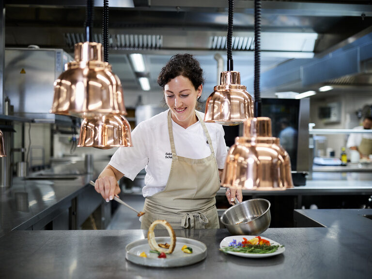 Lächelndes Paar im Außenpool vom 4-Sterne-Wellnesshotel Hüttenhof Lächelndes Paar genießt Panorama im Außenpool vom 4-Sterne-Luxushotel Hüttenhof