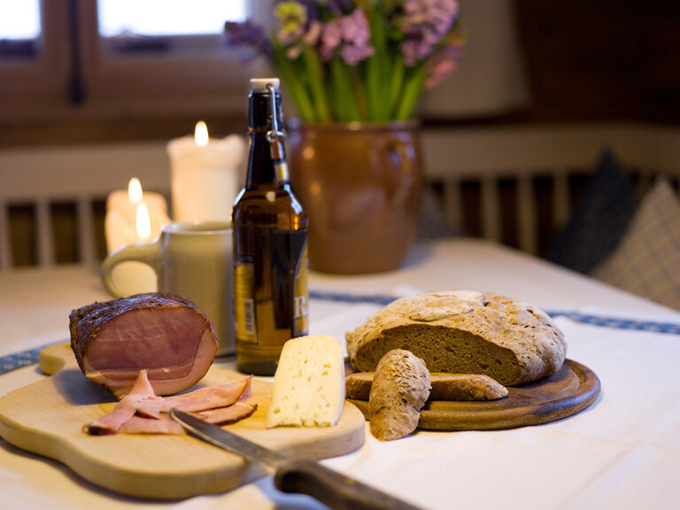 Lächelndes Paar im Außenpool vom 4-Sterne-Wellnesshotel Hüttenhof Lächelndes Paar genießt Panorama im Außenpool vom 4-Sterne-Luxushotel Hüttenhof
