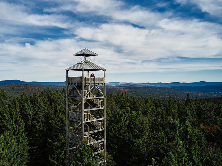 Lächelndes Paar genießt Panorama im Außenpool vom 4-Sterne-Luxushotel Hüttenhof