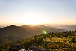 Landschaftsaufnahme von Dämmerung über dem malerischen Bayerischen Wald Luftaufnahme der beeindruckenden Landschaft des Bayerischen Waldes in der Dämmerung