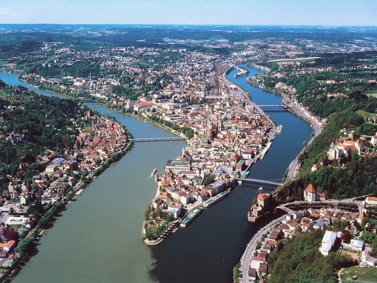 Luftaufnahme der Stadt Passau, wo drei Flüsse aufeinandertreffen, umgeben von Altstadt