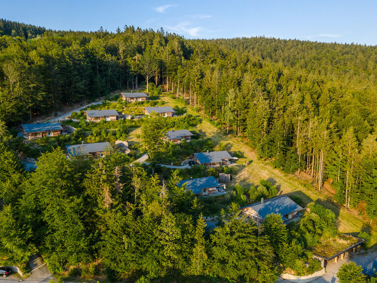 Bergdorf mit Luxus-Chalet im Bayerischen Wald am Hügel